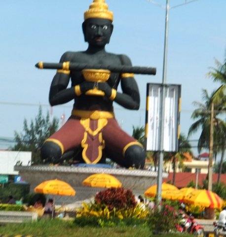 roundaboutsculpturesiemreap.jpg