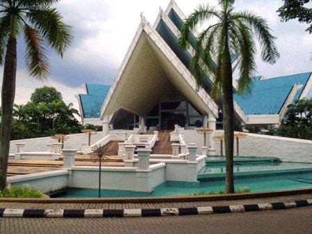 kualalumpurmodernstyleislamicbuilding.jpg