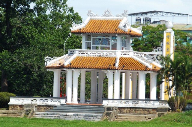hueperfumeriverpagoda.jpg