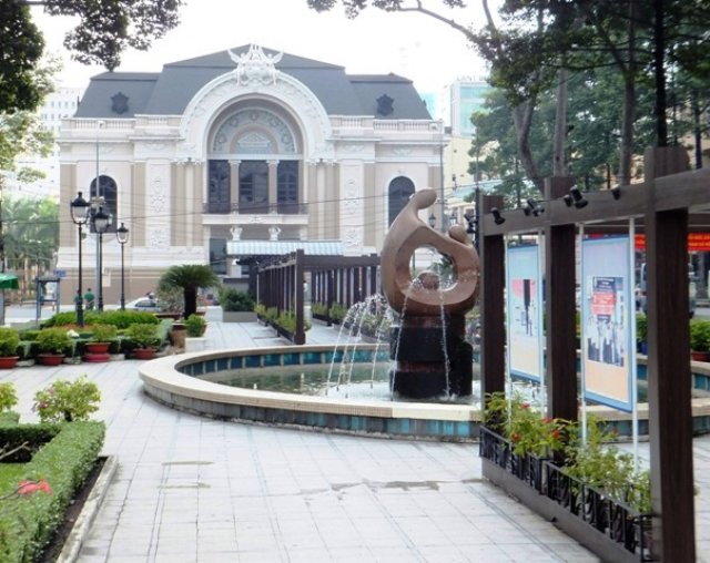 saigonoperahouseandpark.jpg